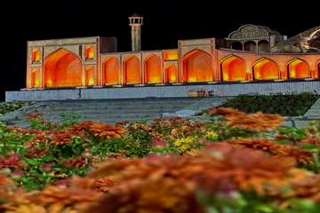 المان پارک روجیار در شب